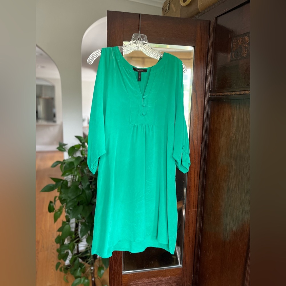 Fantastic 100% Silk Mini Dress with shoulder cut-outs. Size small / 4-8.